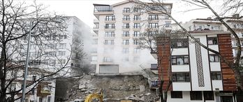 Açelya Apartmanı çevresindeki binaların yıkımı sürüyor