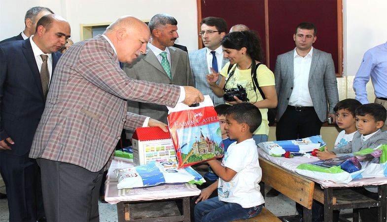 Sekmen: “Büyükşehir Belediyesi Olarak Okullarımıza Büyük Önem Veriyoruz”