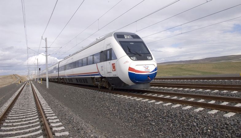 Bakan Arslan: Yüksek Hızlı Tren 2018 sonunda Haydarpaşa ve Halkalı’da olacak