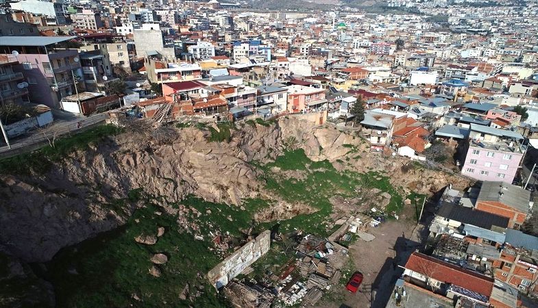 İzmir Bayraklı'daki kaya düşmelerine TOKİ'den acil önlem