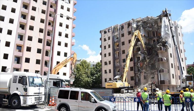 Bornova'da riskli yapılar tek tek yıkılıyor