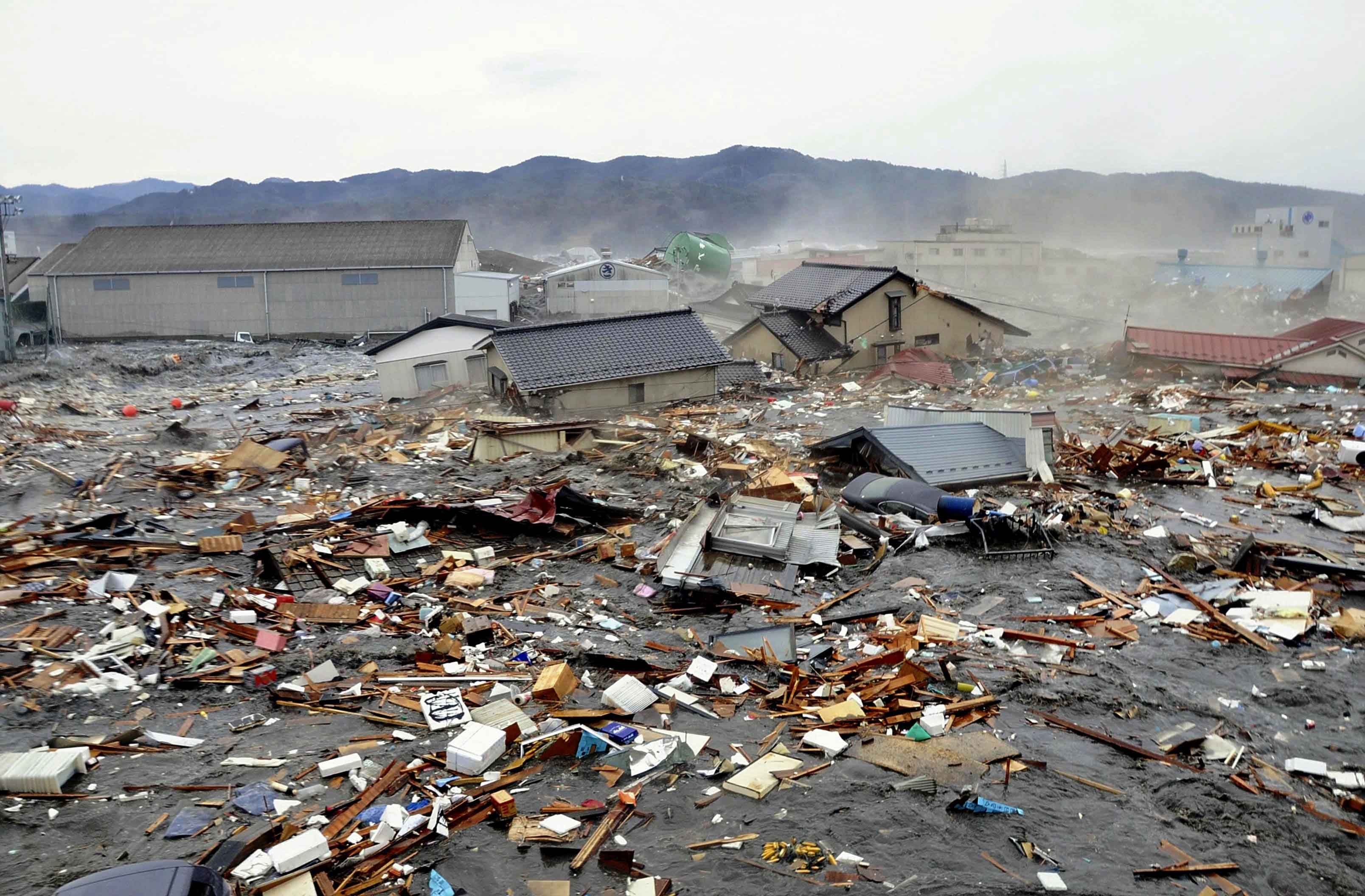 Japan tsunami. ЦУНАМИ В Японии 2011 невероятные кадры. Последнее ЦУНАМИ В Японии 2020. 11 Марта 2011 года землетрясение у острова Хонсю Япония. ЦУНАМИ В Москве 2004 года.